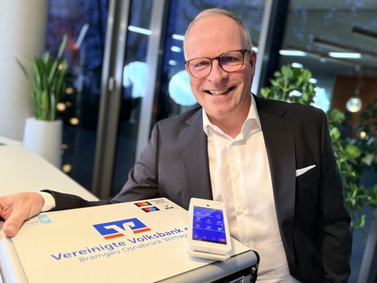 Heiko Engelhard, Vorstand der Vereinigten Volksbank, und der Zahlungsverkehrskoffer in Osnabrück (Gesamtstadt)