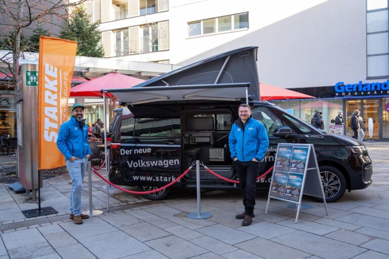 Mitarbeiter der Starke Automobilgruppe vor der Kamp-Promenade