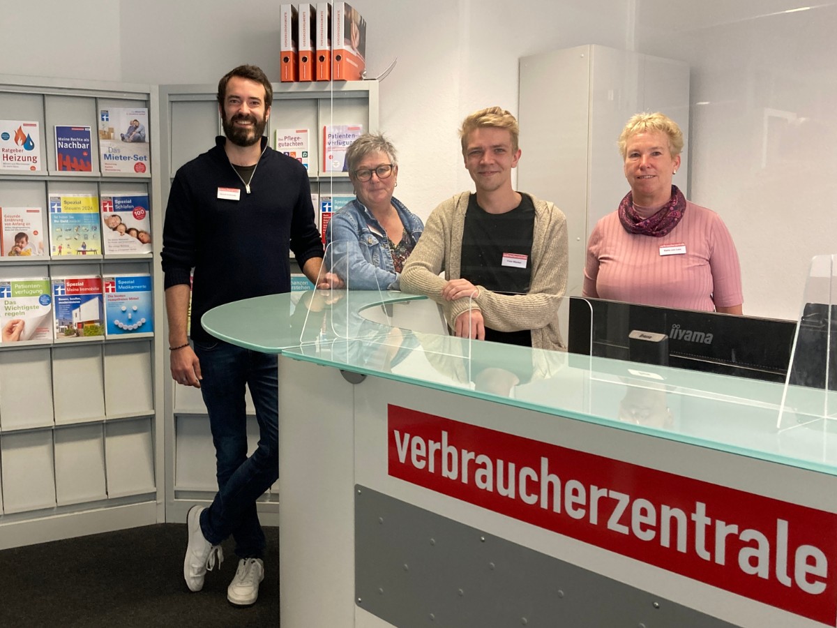 Das Team der Osnabrücker Beratungsstelle der Verbraucherzentrale (von links): Hendrik Grabowski (Beratung), Petra Borgmann (Leitung), Felix Wacker (Beratung) und Karin von Laar (Assistenz). Nicht auf dem Bild: Christine Bergmeyer (Beratung).