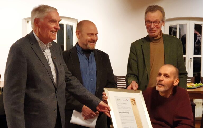 Während der Preisverleihung: Hermann Eistrup (rechts, sitzend) zusammen mit (von links) Franz Buitmann, Frank Niermann und Jürgen-Eberhard Niewedde.