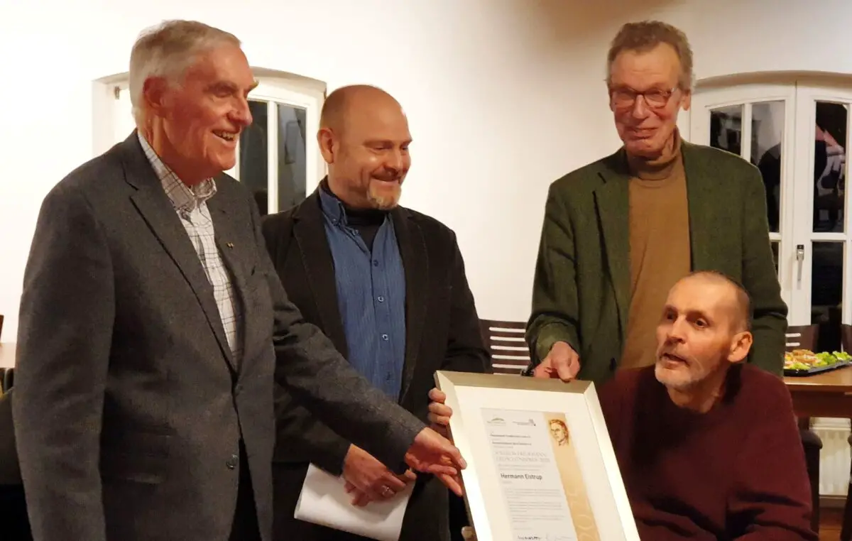 Während der Preisverleihung: Hermann Eistrup (rechts, sitzend) zusammen mit (von links) Franz Buitmann, Frank Niermann und Jürgen-Eberhard Niewedde.