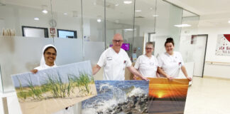 Über die neuen Bilder auf der Station 3a in den Niels-Stensen-Kliniken Bramsche freuen sich (von links) Schwester M. Della Jacob, Christian Droste, Simone Bogner und Iris Fänger (Stationsleitung). / Foto: NSK