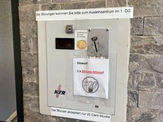 Das WC in der Stadtbibliothek befindet sich direkt am Treppenhaus. Die Benutzung kostet 0,20 Euro.