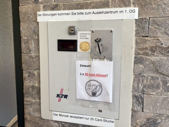 WC_Bib Das WC in der Stadtbibliothek befindet sich direkt am Treppenhaus. Die Benutzung kostet 0,20 Euro.