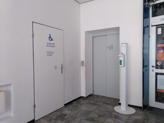 Ganz oben im zweiten OG befindet sich eine barrierefreie Toilette in der Stadtbibliothek, die über den Aufzug erreichbar ist.