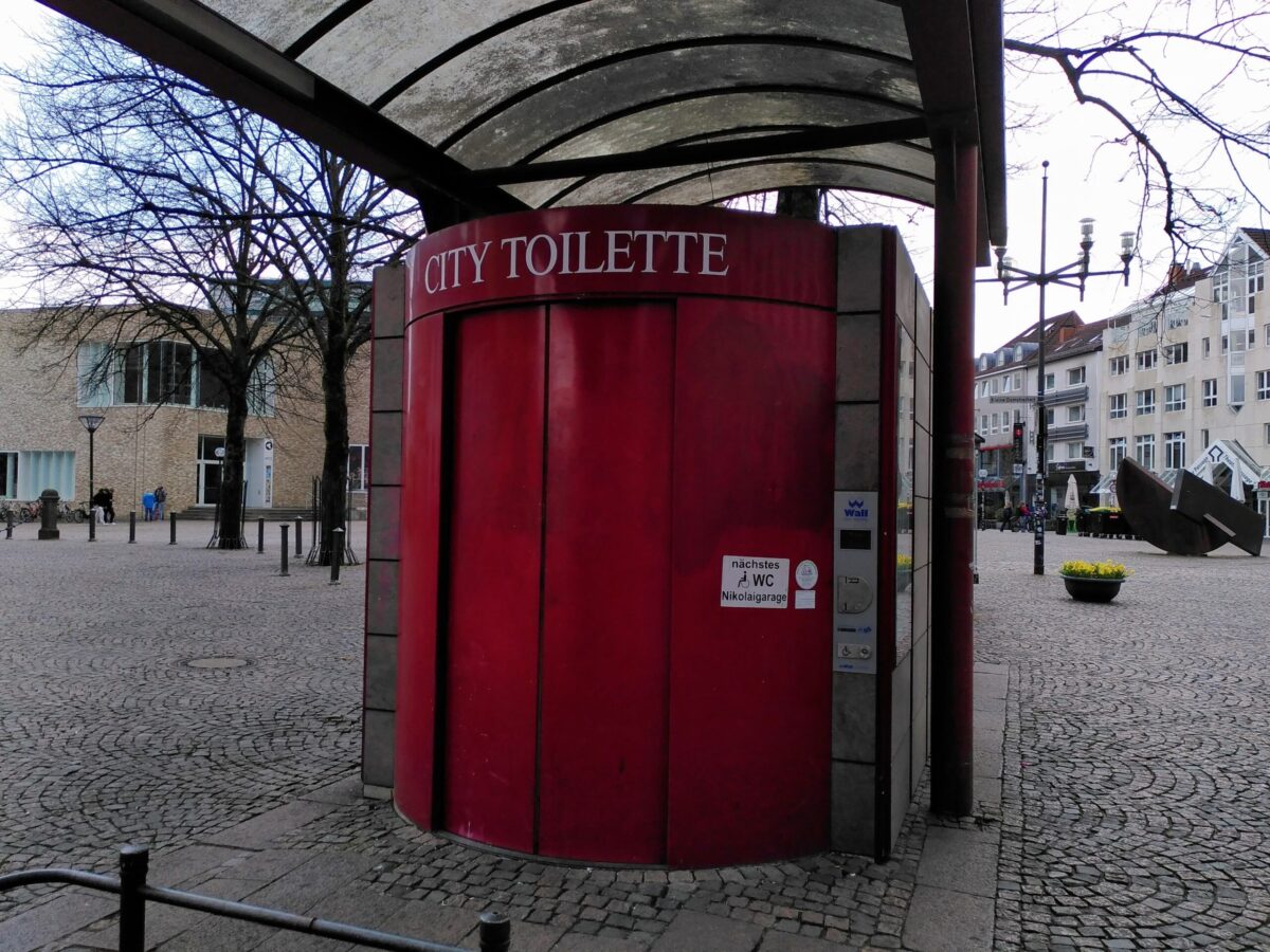 Stille Örtchen in Osnabrück: Hier gibt es öffentliche Toiletten in der Innenstadt Die City-Toilette am Domhof. Gegenüber steht eine zweite Kabine. Der Hinweis auf das nächste WC an der Nikolaigarage ist falsch, denn das Rathaus ist deutlich näher.