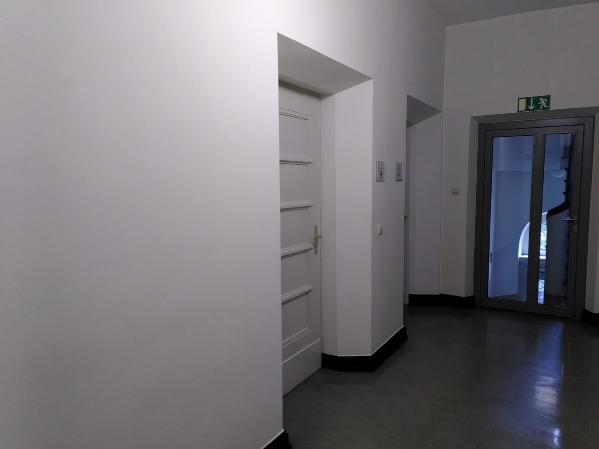 Stille Örtchen in Osnabrück: Hier gibt es öffentliche Toiletten in der Innenstadt Das öffentliche WC im Finanzamt am Ende des Ganges.