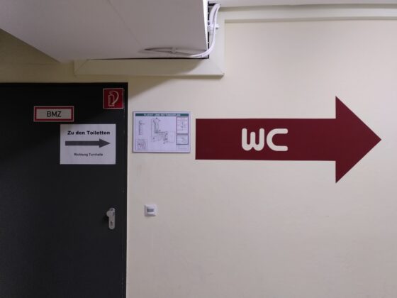 Im Keller des Hauses weist ein Pfeil die Richtung der WCs.
