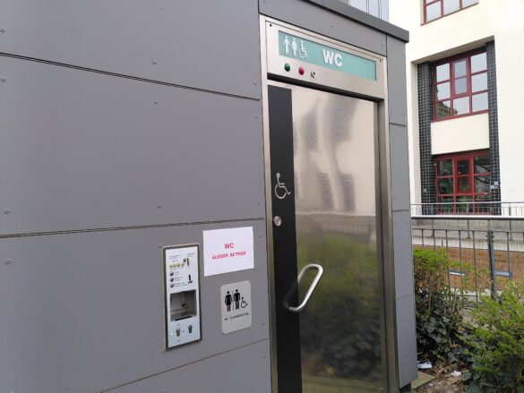 WC_Kamp_1 Die defekte Toilettenkabine bei der Kamp-Garage. Im Hintergrund: Die Bibliothek Alte Münze.