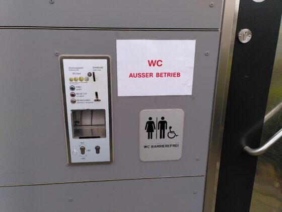 Das WC macht von außen einen modernen Eindruck, ist aber außer Betrieb.
