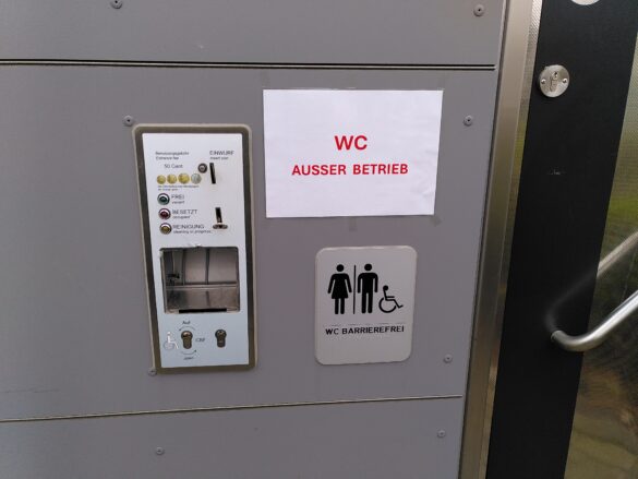 WC_Kamp_2 Das WC macht von außen einen modernen Eindruck, ist aber außer Betrieb.