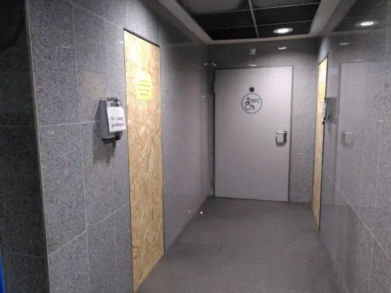 Links und rechts die gesperrten WCs, in der Mitte das noch verfügbare Behinderten-WC in der Ledenhof-Garage.