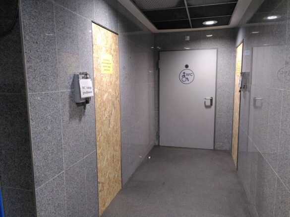 WC_Ledenhof_1 Links und rechts die gesperrten WCs, in der Mitte das noch verfügbare Behinderten-WC in der Ledenhof-Garage.