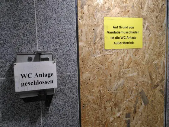Zwei Hinweisschilder verweisen darauf, dass die Ledenhof-Toilette wegen Vandalismusschäden nicht benutzbar ist.