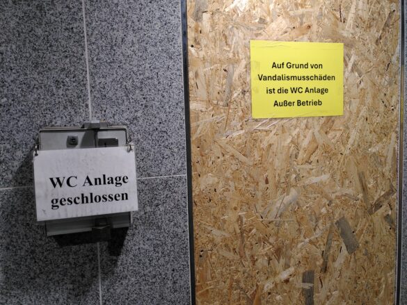 WC_Ledenhof_2 Zwei Hinweisschilder verweisen darauf, dass die Ledenhof-Toilette wegen Vandalismusschäden nicht benutzbar ist.