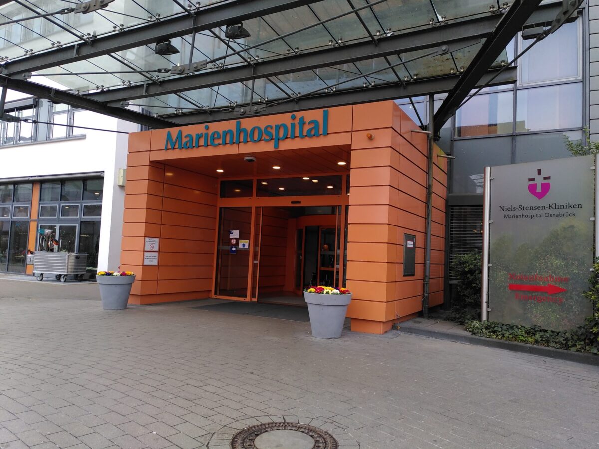 Stille Örtchen in Osnabrück: Hier gibt es öffentliche Toiletten in der Innenstadt Der Haupteingang des Marienhospitals. Direkt hinter dem Eingang zur Rechten befinden sich die Toiletten.