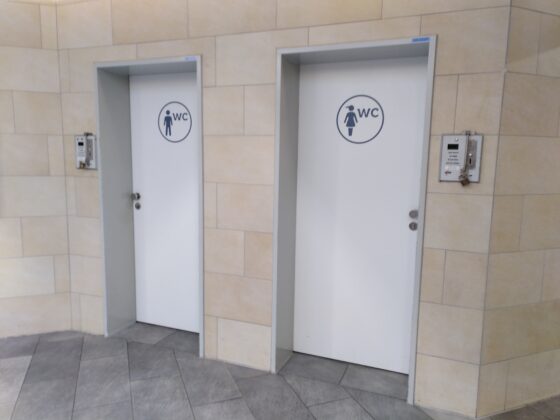 Die Toiletten am Eingang zur Nikolai-Garage.