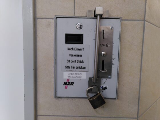 Die Benutzung des Nikolai-Garagen-WC kostet 0,50 Euro.