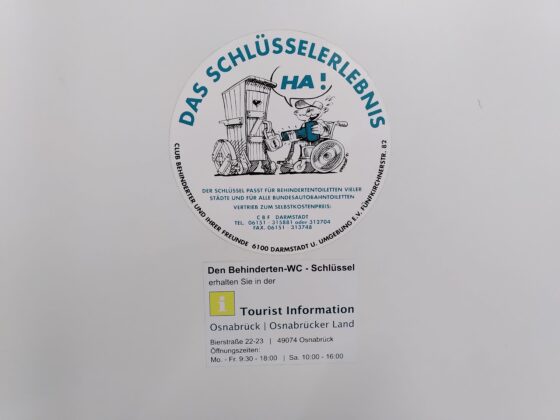 Um das Behinderten-WC in der Nikolai-Garage zu öffnen, muss man sich den Schlüssel bei der Tourist Information besorgen.