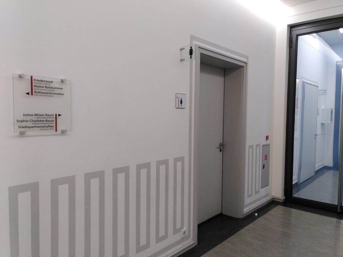 Stille Örtchen in Osnabrück: Hier gibt es öffentliche Toiletten in der Innenstadt Hier zu sehen das Damen-WC im Rathaus, hinter dem Glas das Behinderten-WC. Im selben Gang befindet sich auch das Herren-WC.