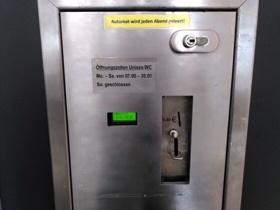 Das WC in der Vitihof-Garage ist Montag bis Samstag von 07:00 bis 20:00 geöffnet. Die Benutzung kostet 0,50 Euro.