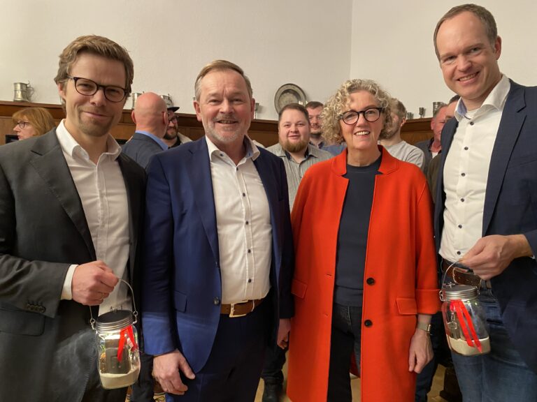 Von links: Paul Wehberg, Bernd Lindemann, Magarethe Lindemann, Jens Wegmann. (Foto: NOZ/mh:n MEDIEN)