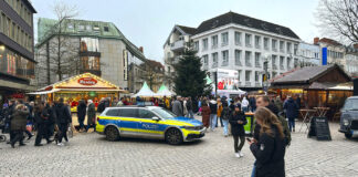 Streifenwagen auf dem Weihnachtsmarkt auf dem Nikolaiort Osnabrück