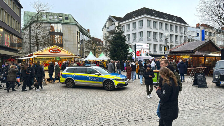 Streifenwagen auf dem Weihnachtsmarkt auf dem Nikolaiort Osnabrück