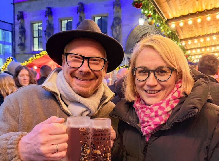 Bernd Kracke Jr., 1. Vorsitzender des Schaustellerverbandes Weser-Ems e.V. und Katharina Pötter, Oberbürgermeisterin der Stadt Osnabrück in Altstadt