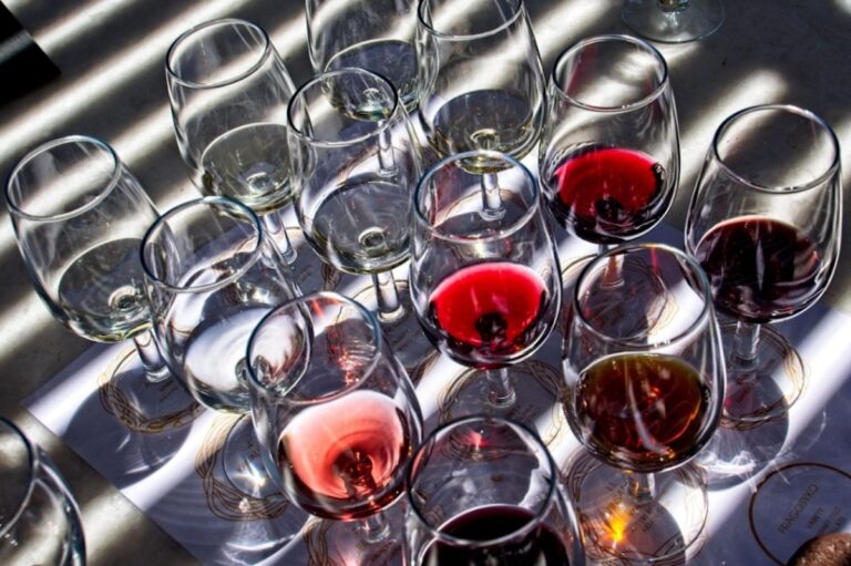 Wein in Weingläsern