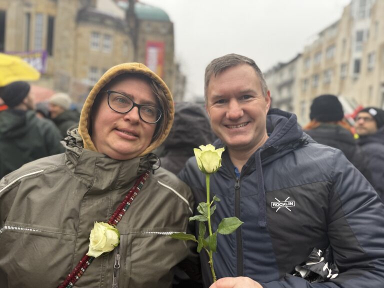 "Dennis" beim Verteilen der weißen Rosen