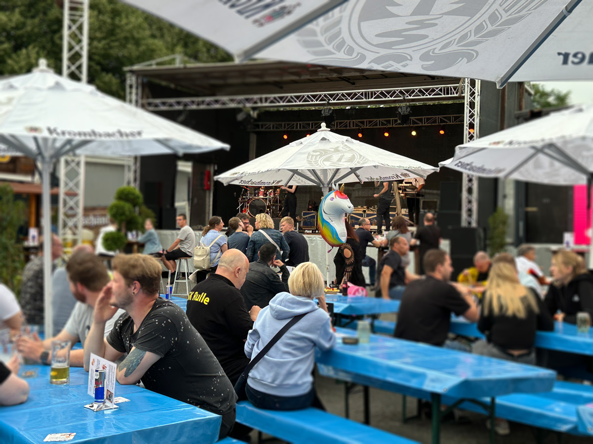 Die Bühne in Weltes Biergarten auf dem Sommerjahrmarkt