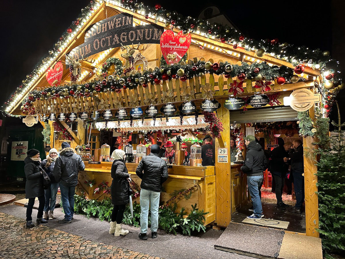 Das „Vinum Octagonom“ von Sarah Welte hat einige Neuerungen auf dem Osnabrücker Weihnachtsmarkt Das Vinum Octagonom auf dem Osnabrücker Weihnachtsmarkt / Foto: Pohlmann