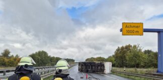 Sattelzug kippt auf der B68 Richtung Achmer um.