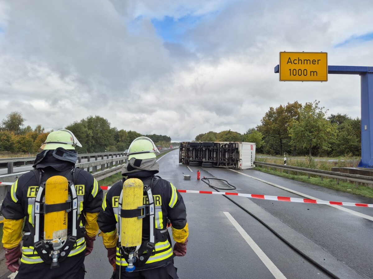 Sattelzug kippt auf der B68 Richtung Achmer um.