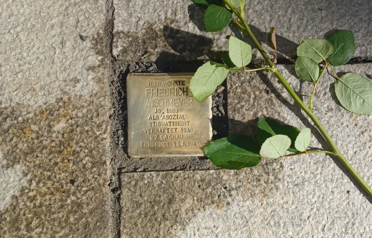 Zum Gedenken an NS-Opfer: Neue Stolpersteine auf den Gehwegen Osnabrücks