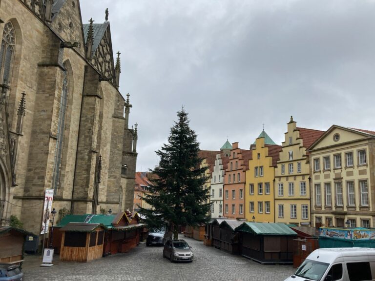 Osnabrücker Weihnachtsmarkt 2024 wird aufgebaut