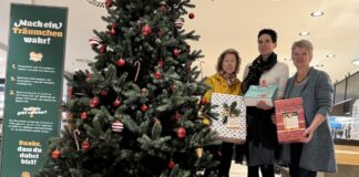 Das Team der "Zimtzicke" vor dem Wunschbaum in der L&T Markthalle