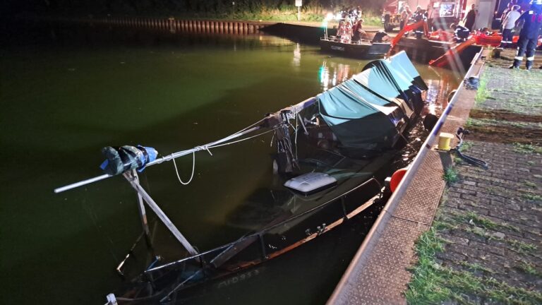Im Mittellandkanal gesunkene Yacht