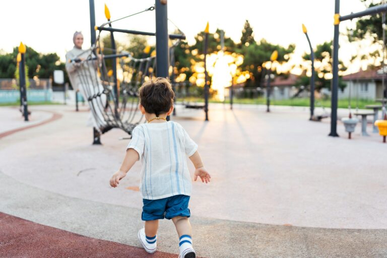 Kind mit Mutter auf Spielplatz