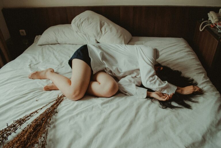 Frau liegt schlaflos im Bett
