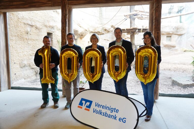 v.l.n.r. 10.000 Euro für die Osnabrücker Schimpansen: Benjamin Müller (Revierleiter), Tobias Klumpe (Zoodirektor), Beate Jakobs (Vorständin Vereinigte Volksbank), Philipp Bruelheide (Zoogeschäftsführer) sowie Larissa Langkamp (Sponsorin Zoo Osnabrück) haben gemeinsam die neuen Beschäftigungselemente in Augenschein genommen.