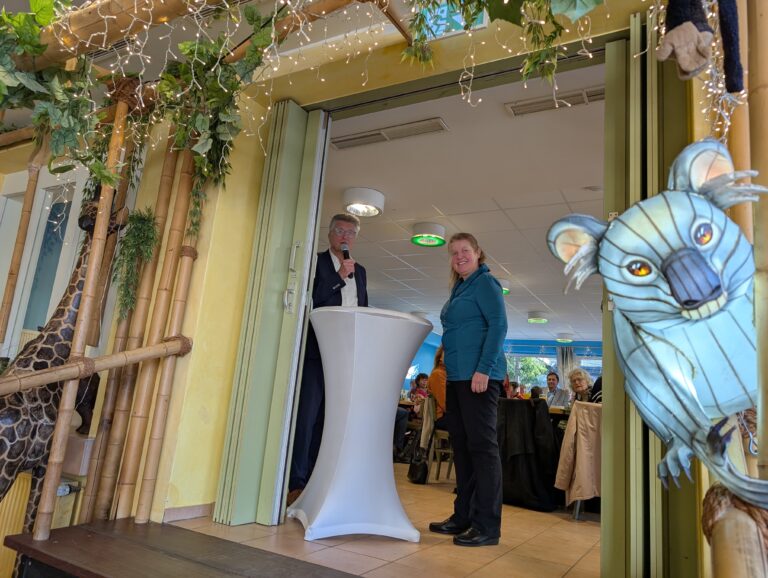 Zoopräsident Dr. E.h. Fritz Brickwedde (l.) und Vizepräsidentin Diana Coppenrath (r.) begrüßten die heute rund 160 anwesenden Mitglieder der Zoogesellschaft Osnabrück e.V.