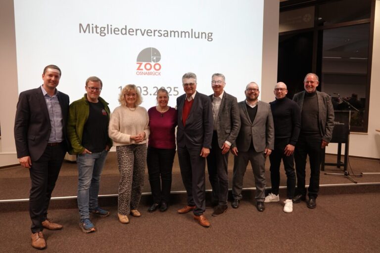 v.l.n.r. Das Zoopräsidium hatte zur außerordentlichen Mitgliederversammlung der Zoogesellschaft Osnabrück e.V. geladen. Bei der Versammlung mit dabei: Philipp Bruelheide (Zoogeschäftsführer), Tobias Klumpe (Zoodirektor), Mechthild Möllenkamp (Beisitzerin), Diana Coppenrath (Vizepräsidentin), Dr. E.h. Fritz Brickwedde (Zoopräsident), Stefan Burghardt (Schatzmeister), Dr. Marco Athen (Beisitzer), Nico Korte (Bereichsleiter Besuchererlebnis) und Reinhard Sliwka (Ehrenpräsident).