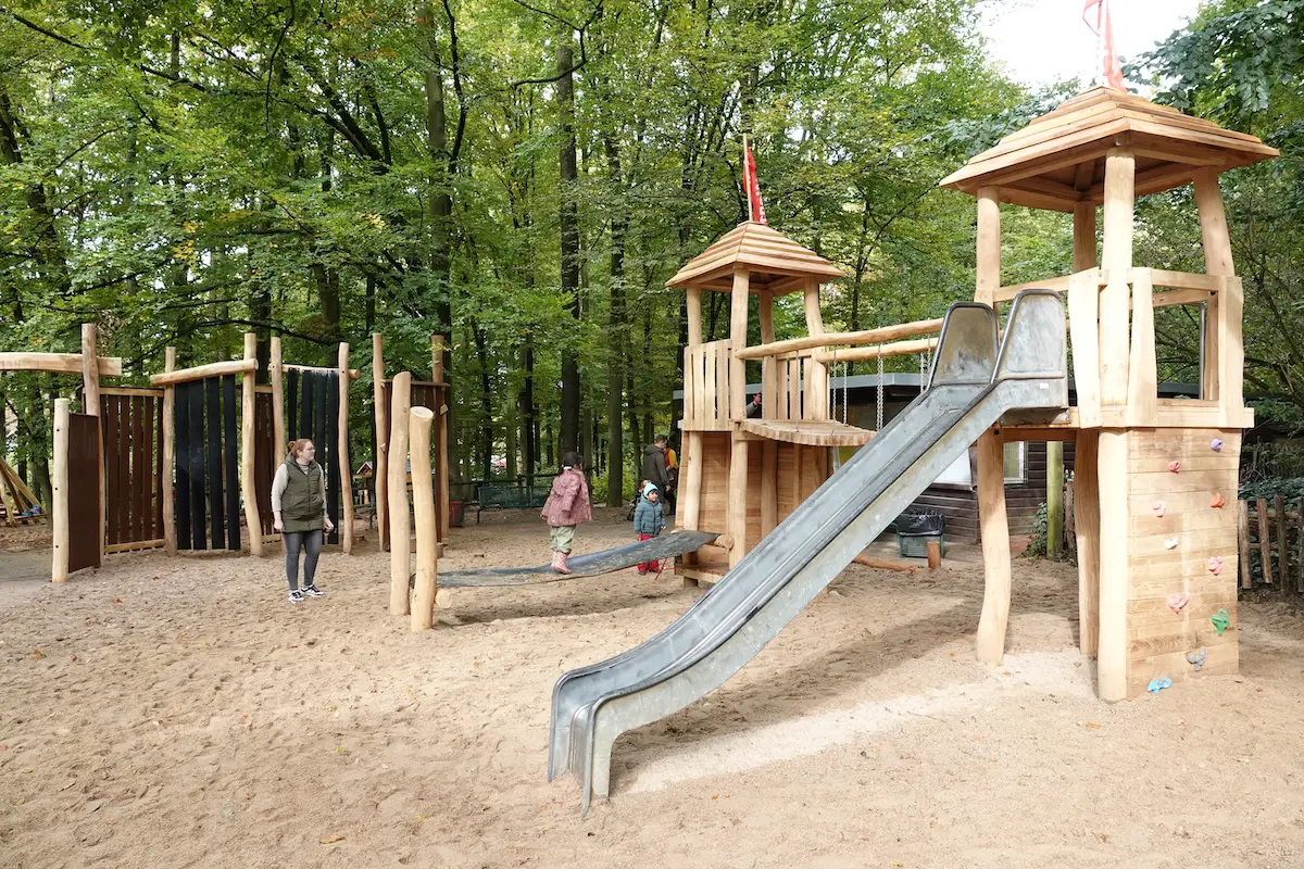 Der Kletterturm mit Wackelbrücke auf dem „Thomas Philipps Familienspielplatz“ im Zoo Osnabrück / Foto: Zoo Osnabrück