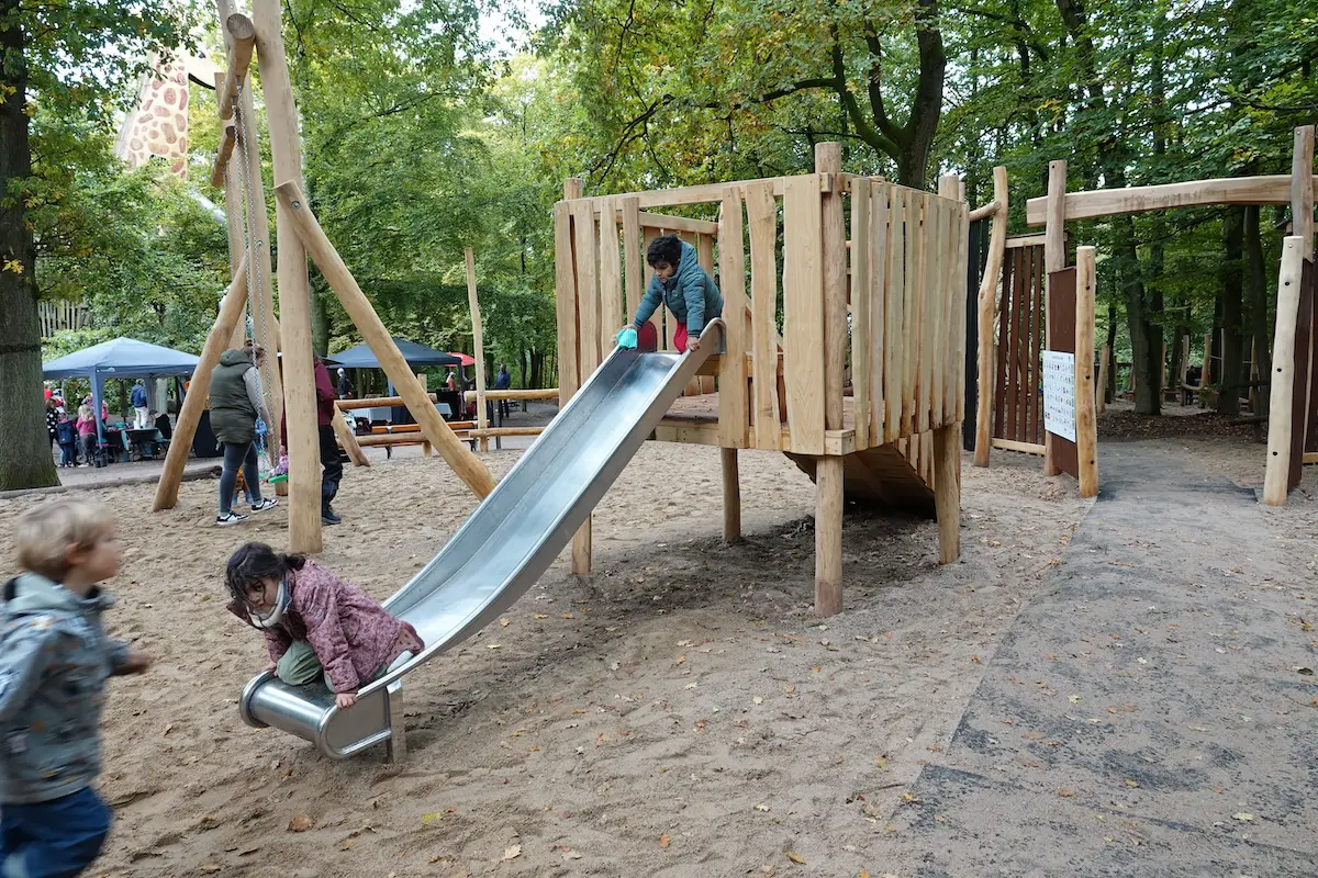 Immer beliebt: Rutschen auf dem „Thomas Philipps Familienspielplatz“ im Zoo Osnabrück / Foto: Zoo Osnabrück