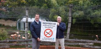 v.l.n.r.: Zoogeschäftsführer Philipp Bruelheide und Nico Korte (Bereichsleiter Besuchererlebnis) setzen sich für Tier-, Kinder- und Umweltschutz ein: Der Zoo Osnabrück führt Raucherbereiche ein. / Foto: Zoo Osnabrück (Lara Holzkamp)
