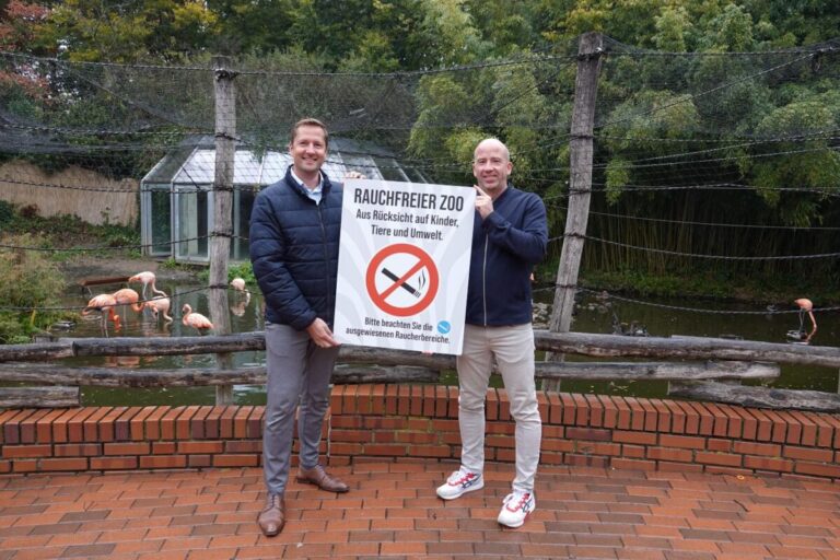 v.l.n.r.: Zoogeschäftsführer Philipp Bruelheide und Nico Korte (Bereichsleiter Besuchererlebnis) setzen sich für Tier-, Kinder- und Umweltschutz ein: Der Zoo Osnabrück führt Raucherbereiche ein. / Foto: Zoo Osnabrück (Lara Holzkamp)