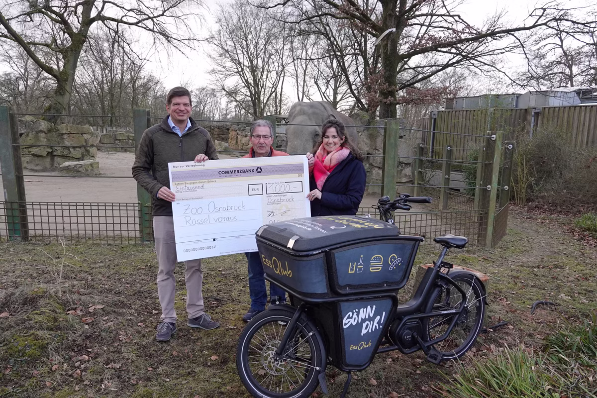 Frederick Beckmann (Q1) überreicht Jürgen Ahlbrand und Larissa Langkamp (Zoo Osnabrück) den Spendencheck.