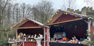 Um die 15 Weihnachtsmarkthütten bieten kunsthandwerkliche Geschenkideen und laden zum gemütlichen Bummeln im Zoo Osnabrück ein.